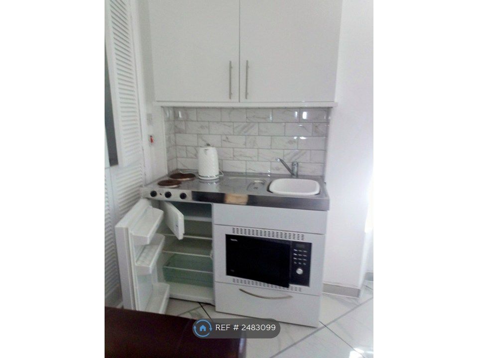 Property photo 2 of 8 Cooker/ Microwave/ Fridge