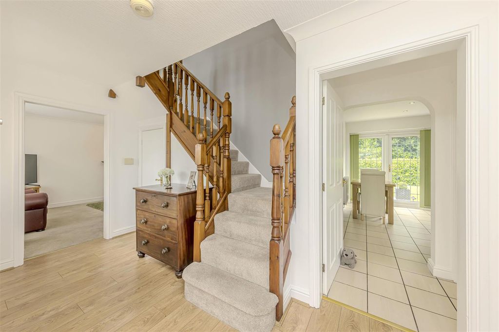 Property photo 2 of 46 Entrance Hall