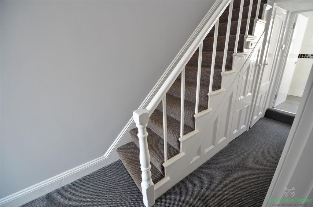 Property photo 2 of 18 Entrance Hall