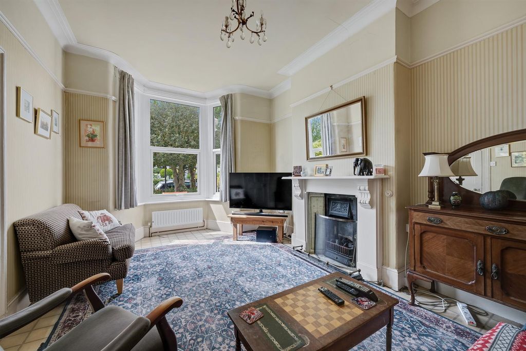 Property photo 2 of 22 Lounge