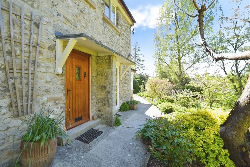Property photo 2 of 31