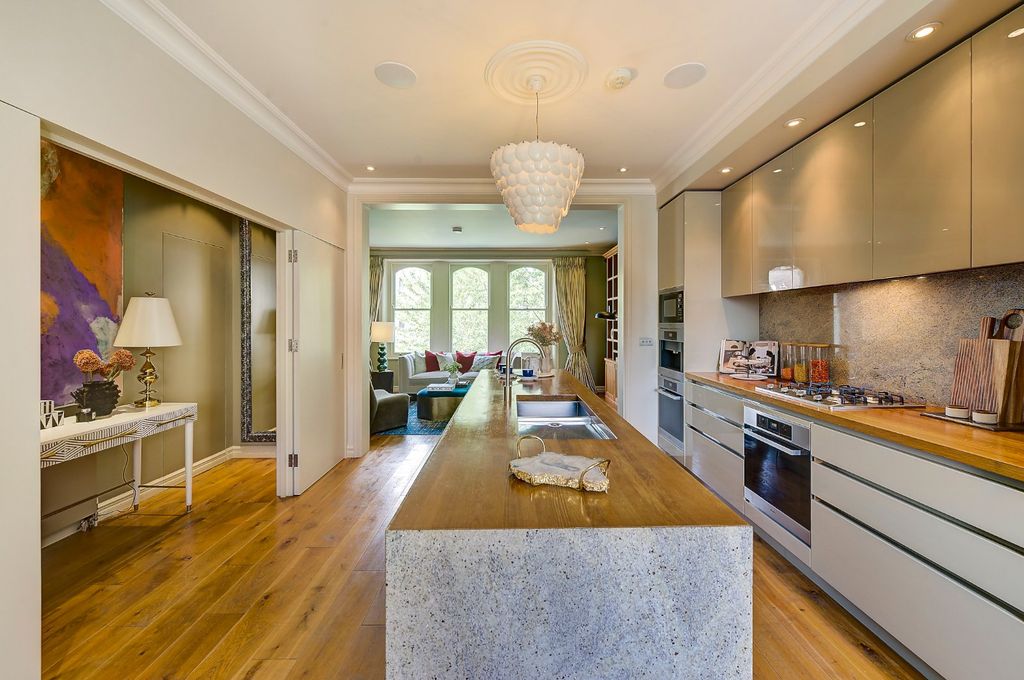 Property photo 1 of 10 Kitchen