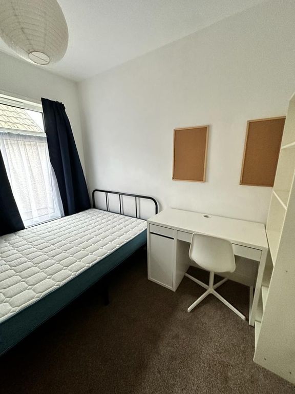 Property photo 1 of 5 Bright Bedroom With Large Desk And Storage Area...