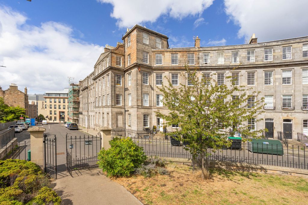 Property photo 1 of 33 6-6 Gardners Crescent 03