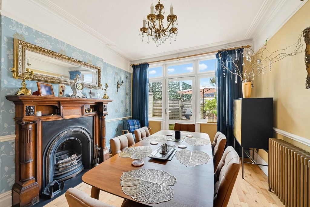 Property photo 3 of 36 Carshalton Park Road