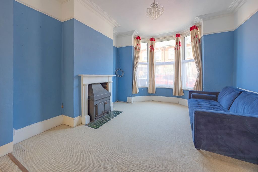 Property photo 2 of 23 Ewemove Taunton Greenway Avenue (8)