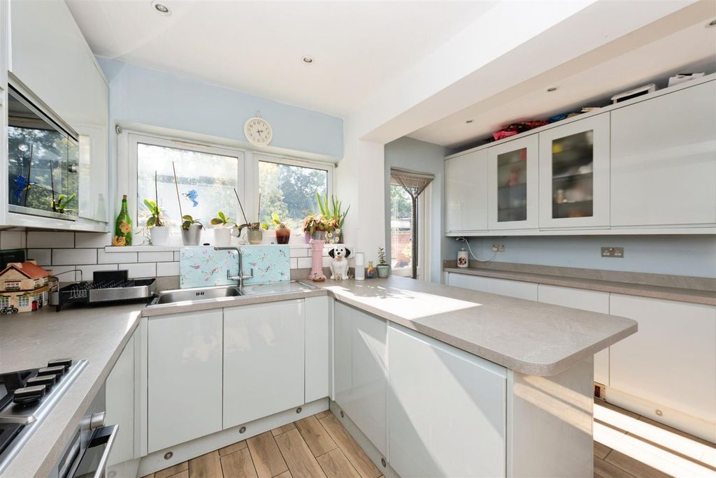 Property photo 2 of 8 77 Lyndhurst Avenue5.Jpg