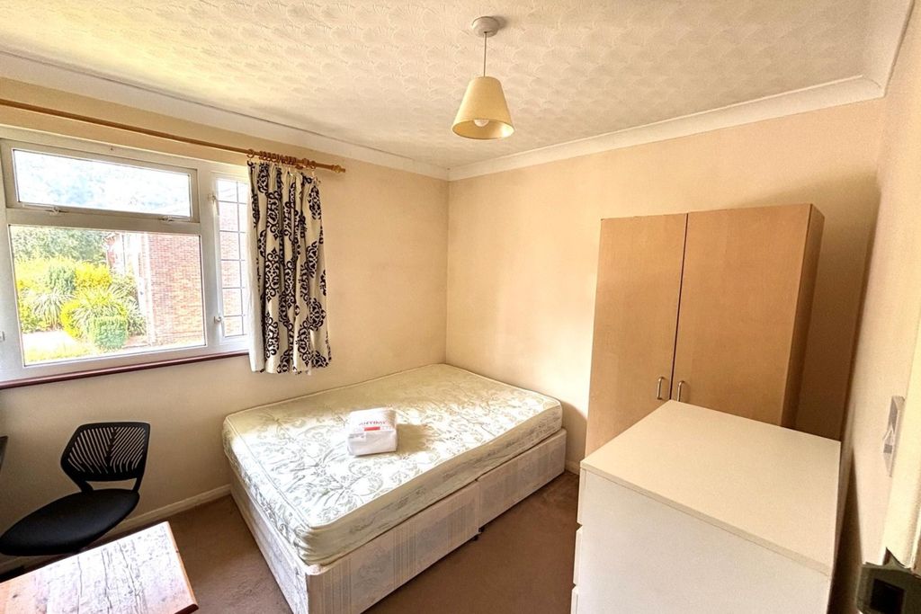 Property photo 3 of 10 Bed 1