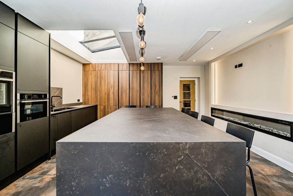 Property photo 2 of 41 Theleys-28