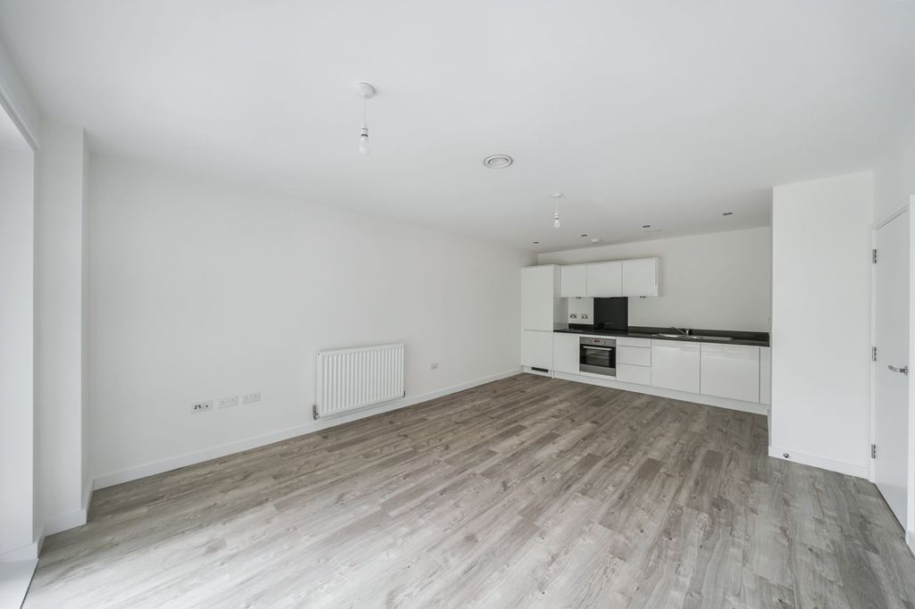 Property photo 3 of 12 Flat 4, Denman House, 1 New Road, Feltham Tw14 9Aj
