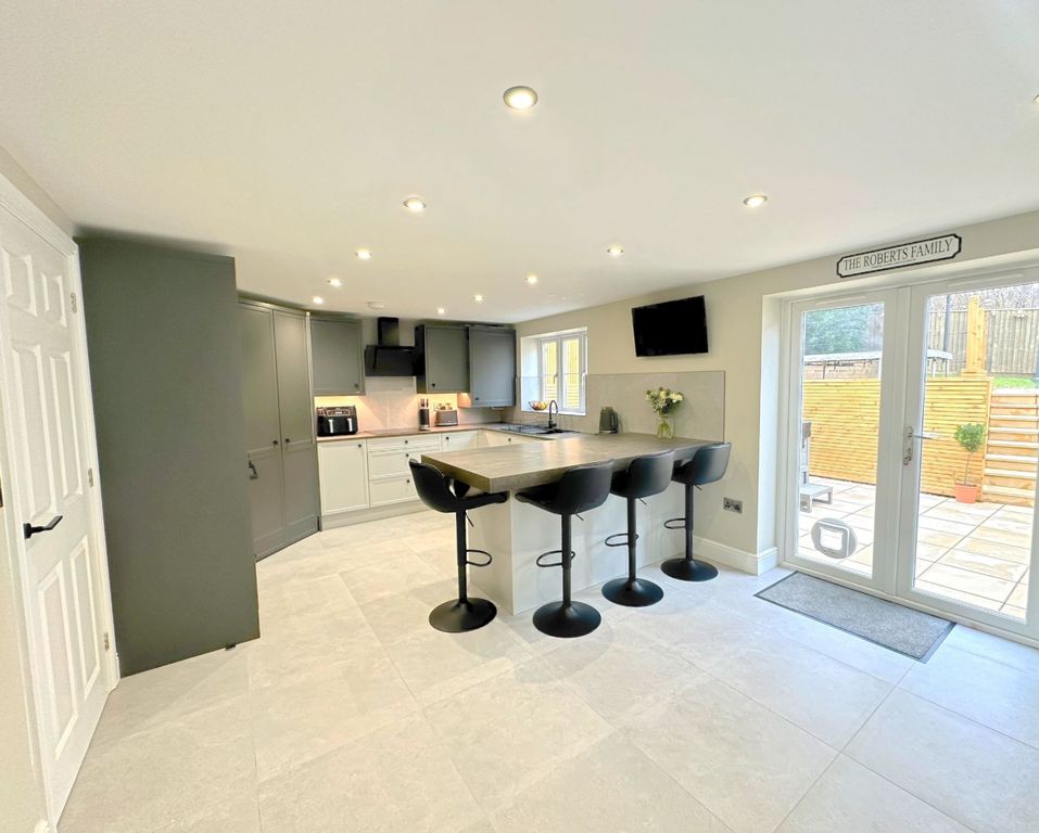 Property photo 3 of 16 Kitchen Dining Room