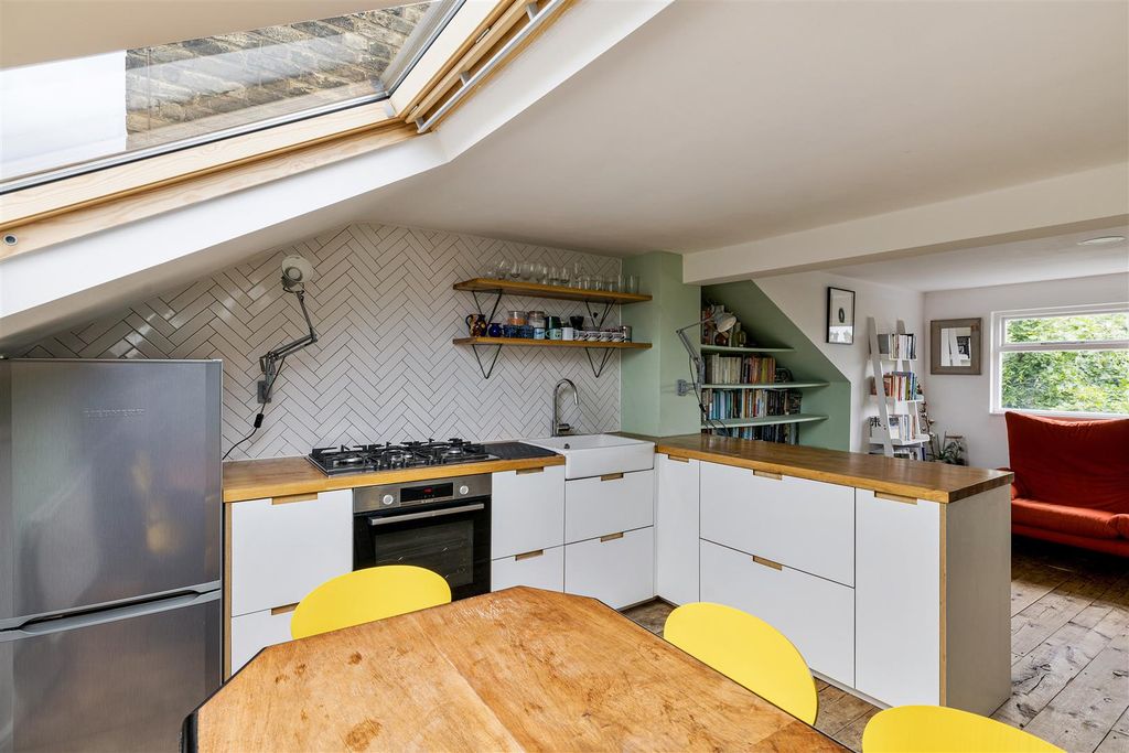 Property photo 3 of 28 Goulton Road, E5