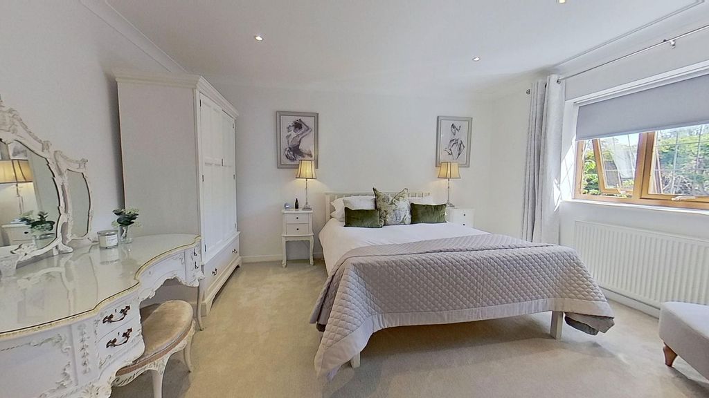 Property photo 3 of 32