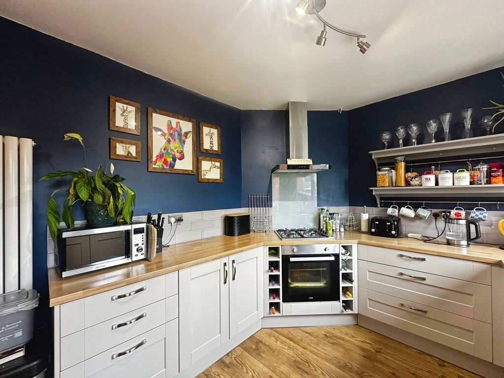 Property photo 3 of 16 Kitchen