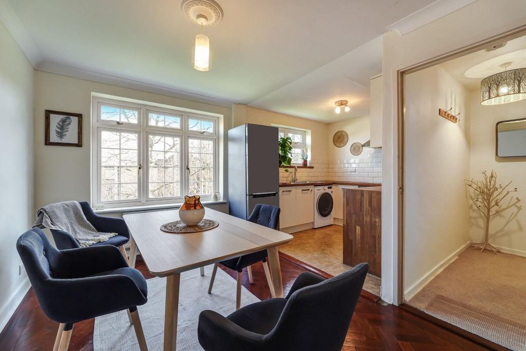 Property photo 3 of 17 Manor House Court