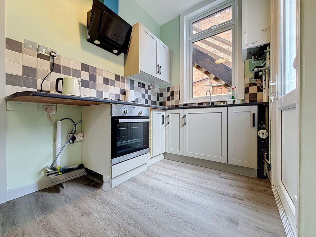 Property photo 3 of 10 Kitchen