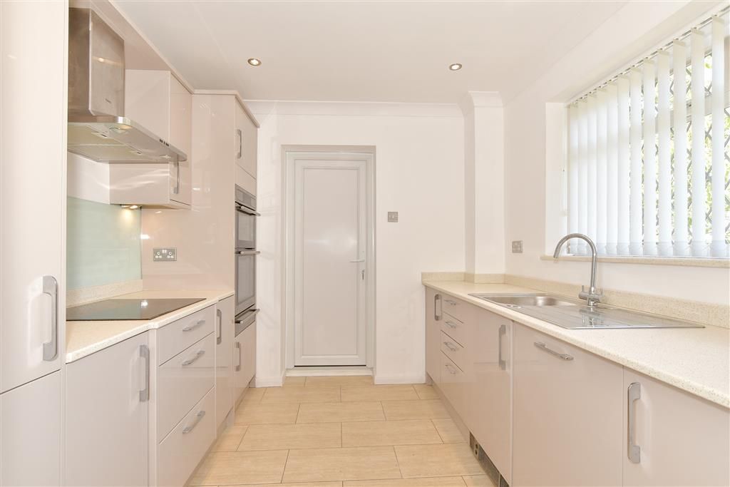 Property photo 3 of 12 Kitchen