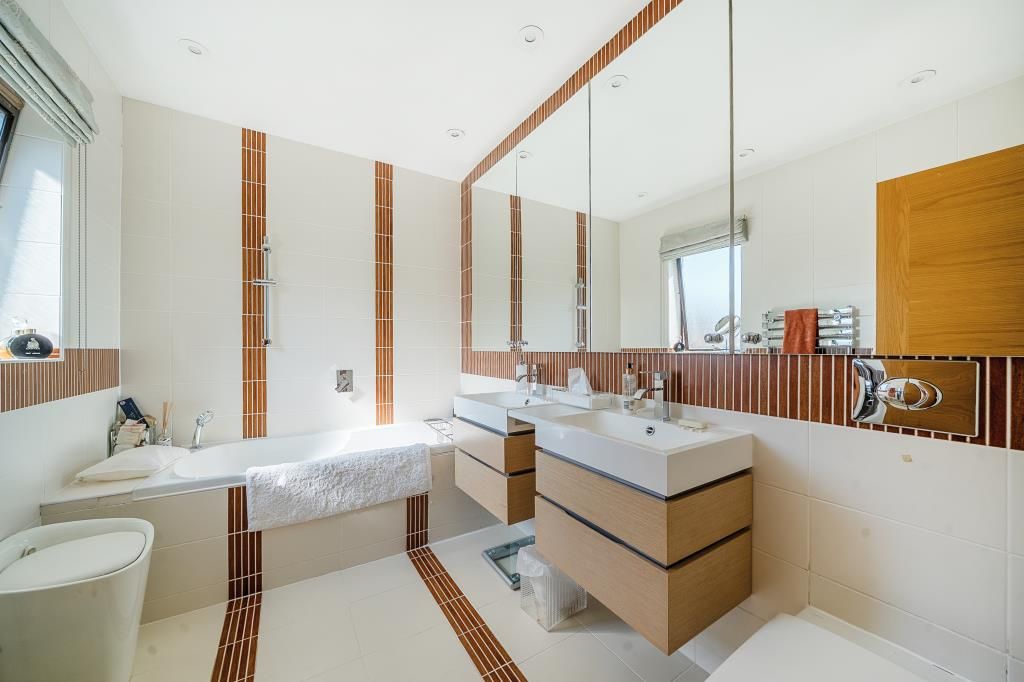 Property photo 3 of 19 Bathroom