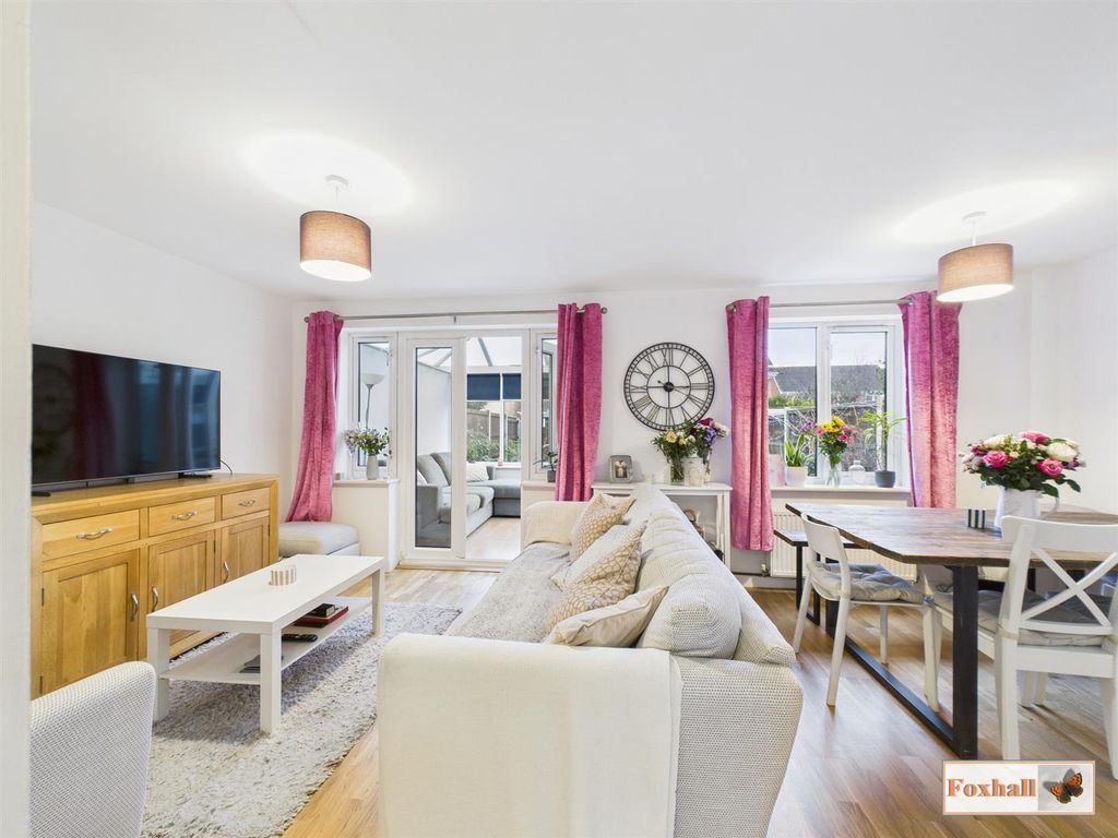 Property photo 2 of 21 Lounge