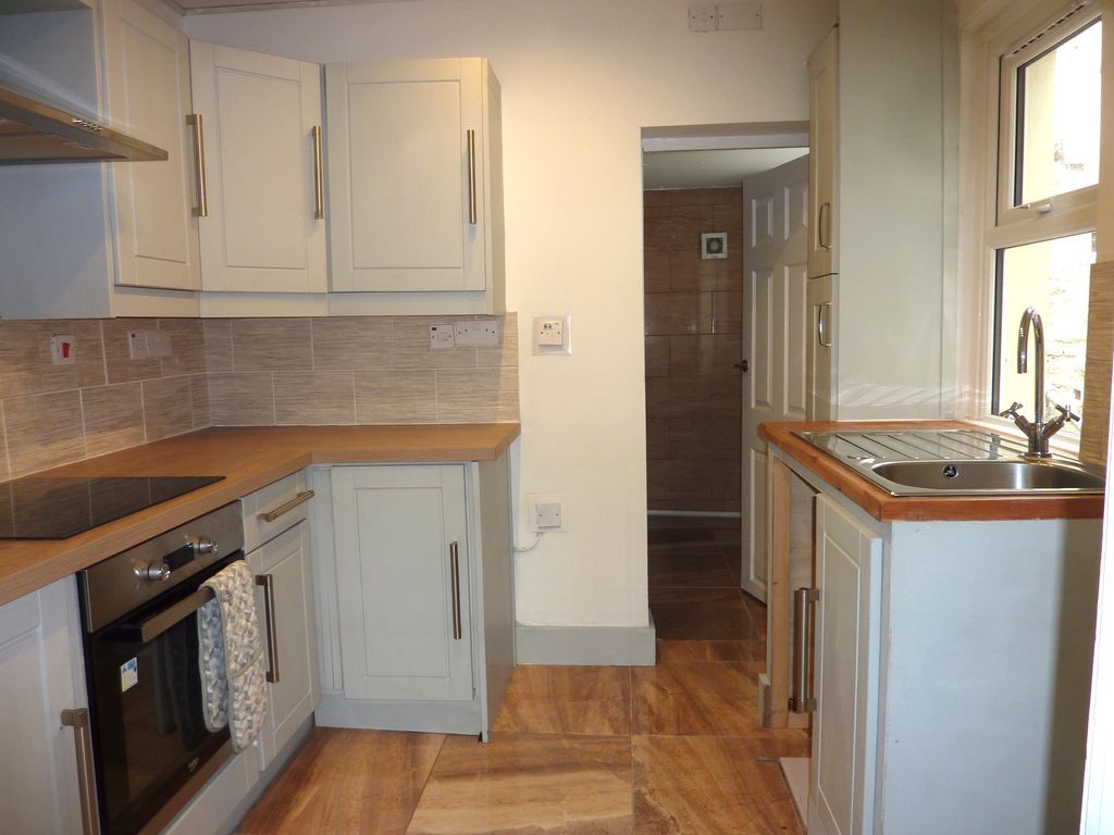 Property photo 3 of 17 Kitchen