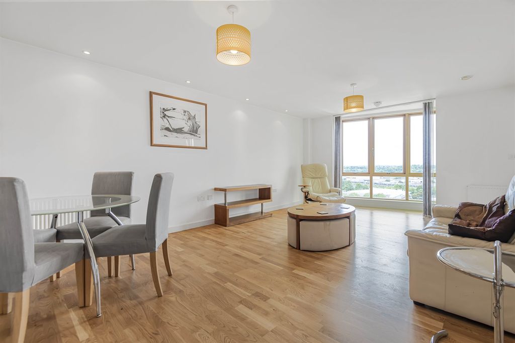 Property photo 3 of 9 Lounge