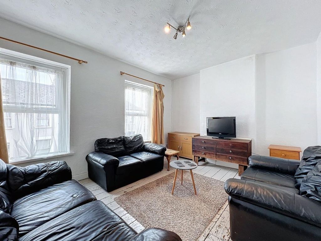 Property photo 1 of 15 Living Room