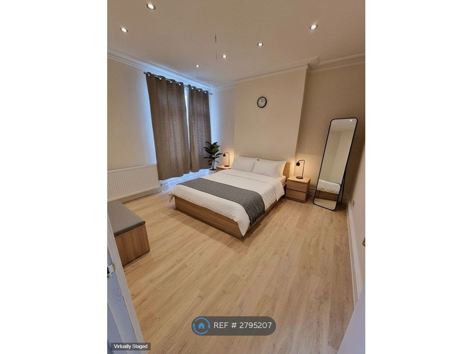 Property photo 3 of 8 Room 2