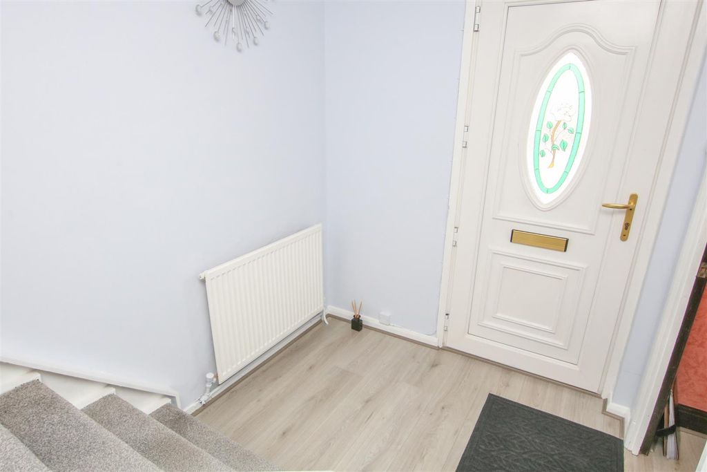 Property photo 3 of 14 Entrance Hall