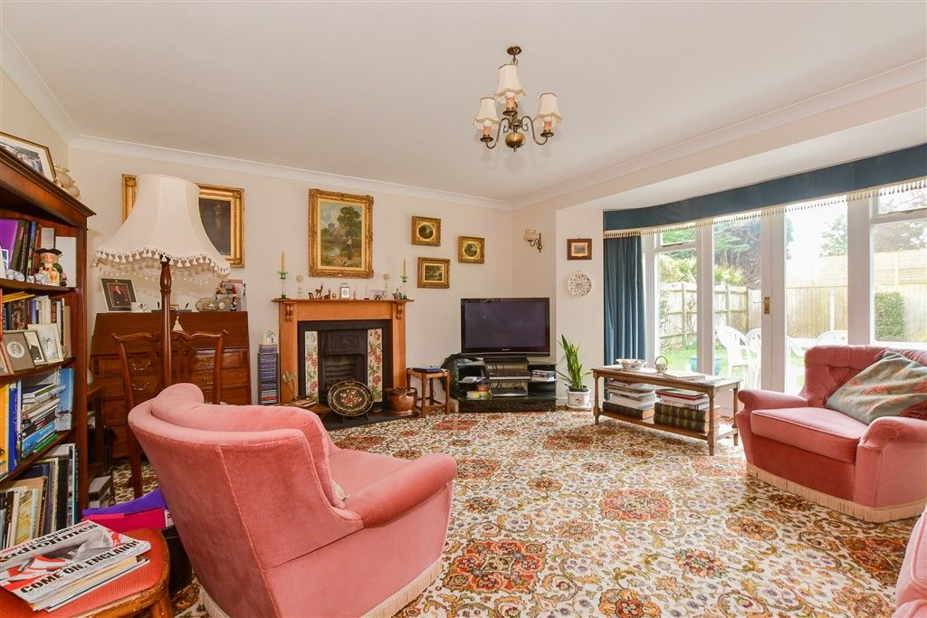 Property photo 3 of 17 Lounge