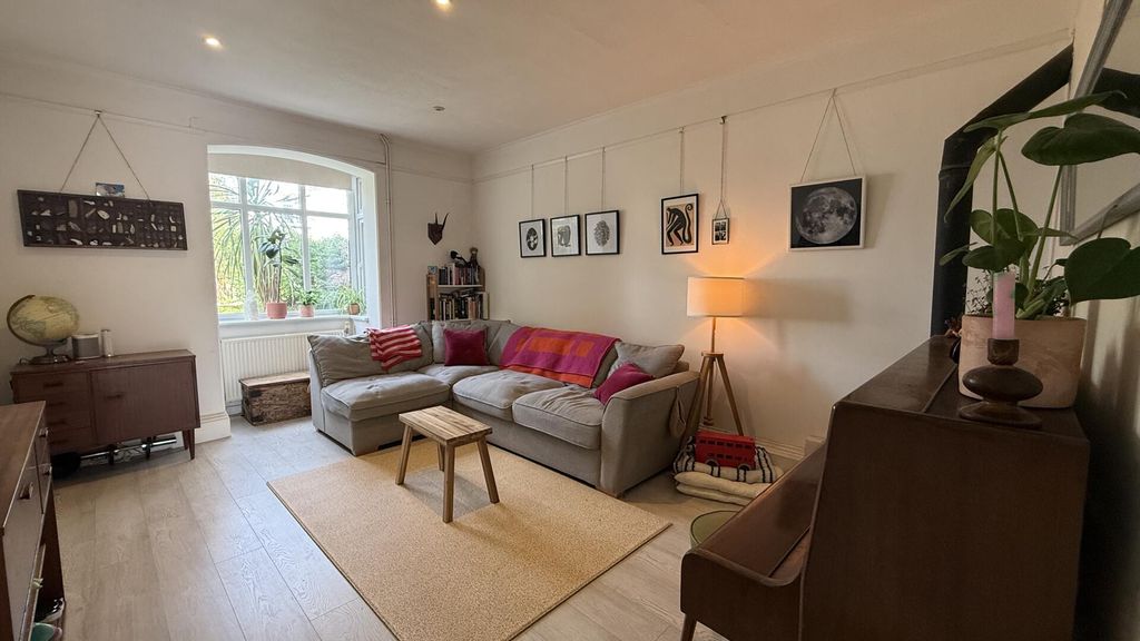 Property photo 3 of 28 Living Room