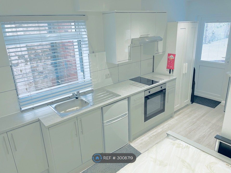 Property photo 3 of 4 Studio (Own Bathroom & Kitchen)