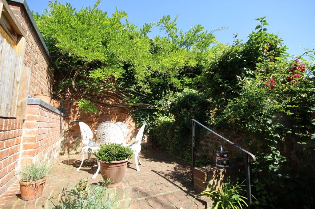 Property photo 3 of 10 Garden