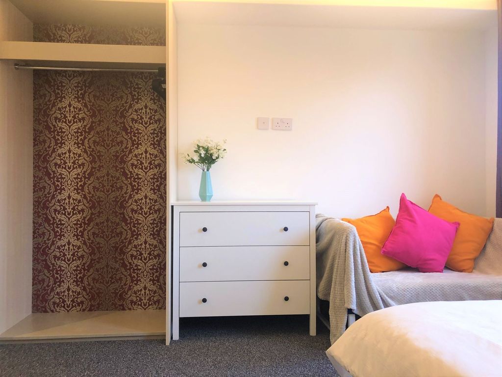 Property photo 2 of 6 Bright And Cozy Double Bedroom Featuring A Clean W...