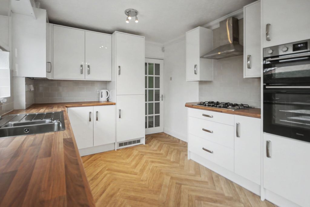 Property photo 3 of 21 Kitchen