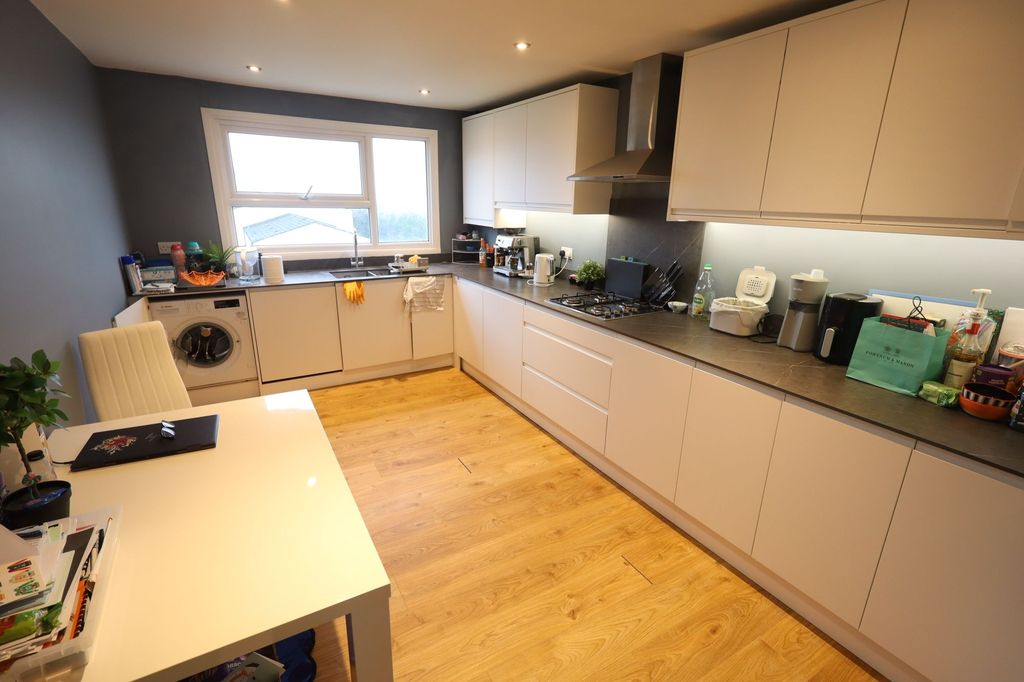 Property photo 3 of 9 Kitchen