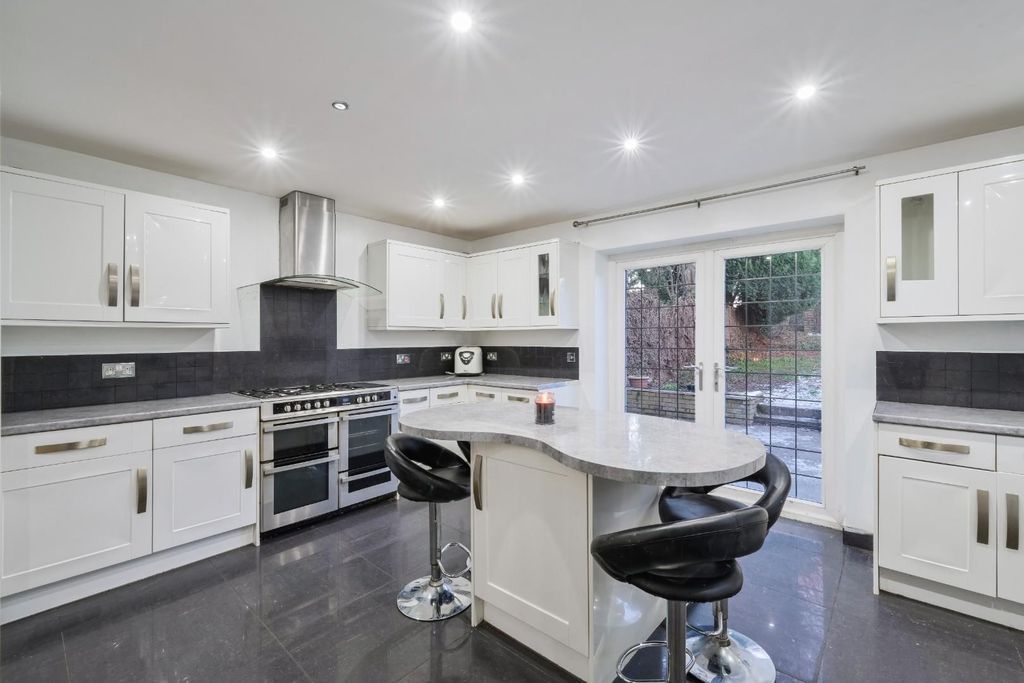 Property photo 2 of 18 Reigate Road