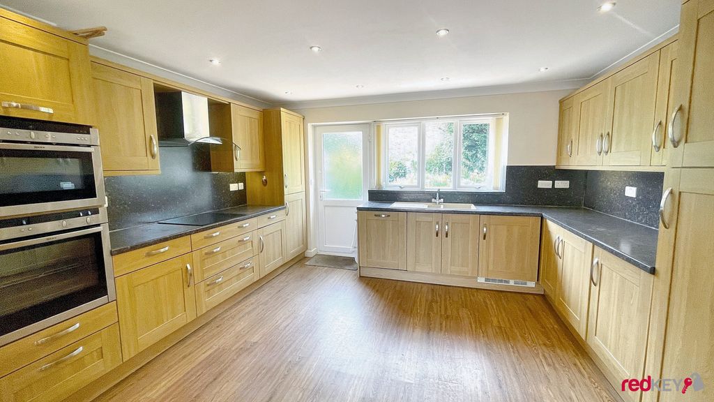 Property photo 3 of 11 Kitchen