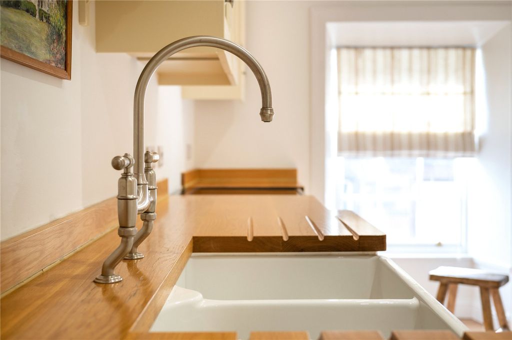 Property photo 3 of 17 Kitchen