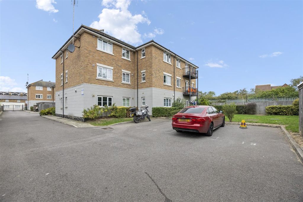 Property photo 2 of 16 Com Gar