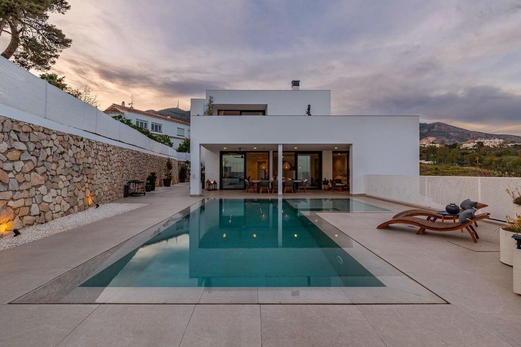 Property photo 2 of 28