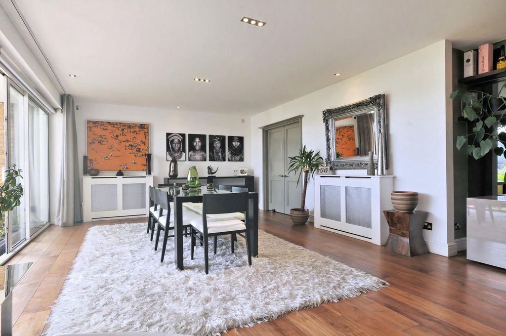 Property photo 3 of 17 Dining Area