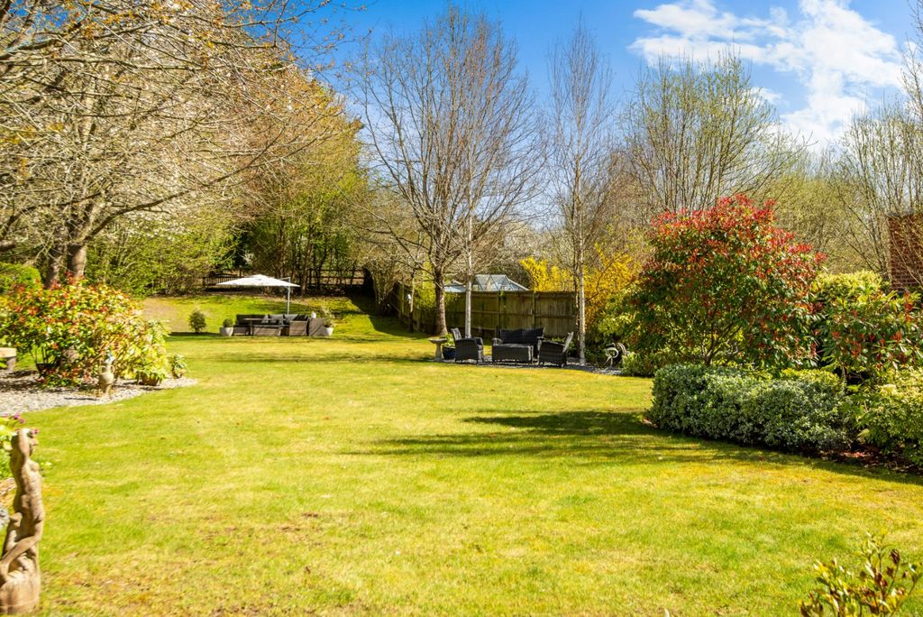 Property photo 2 of 18 Garden