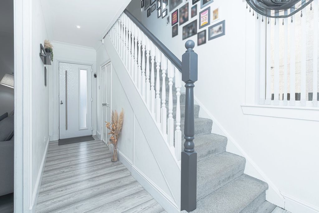 Property photo 3 of 31