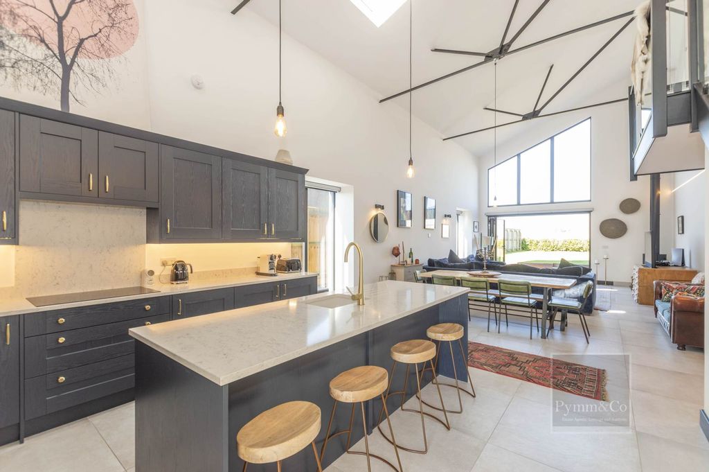 Property photo 2 of 31