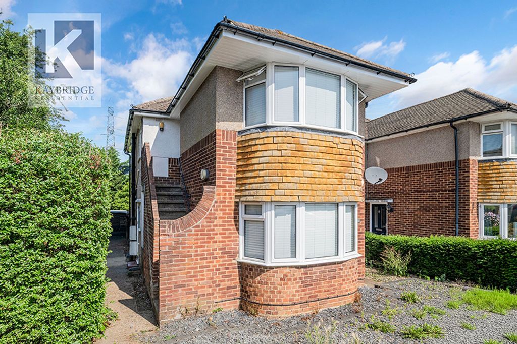 Property photo 1 of 11 Stanton Close, Epsom - Kt19 9Np