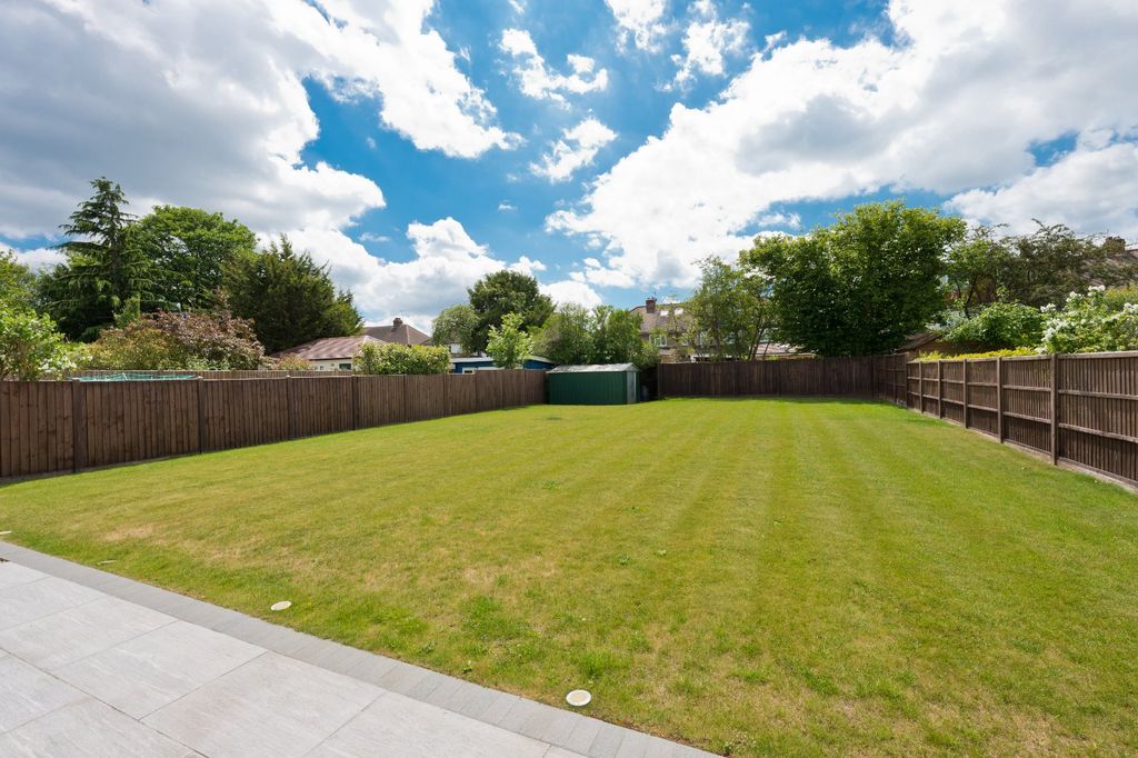 Property photo 2 of 13 Garden