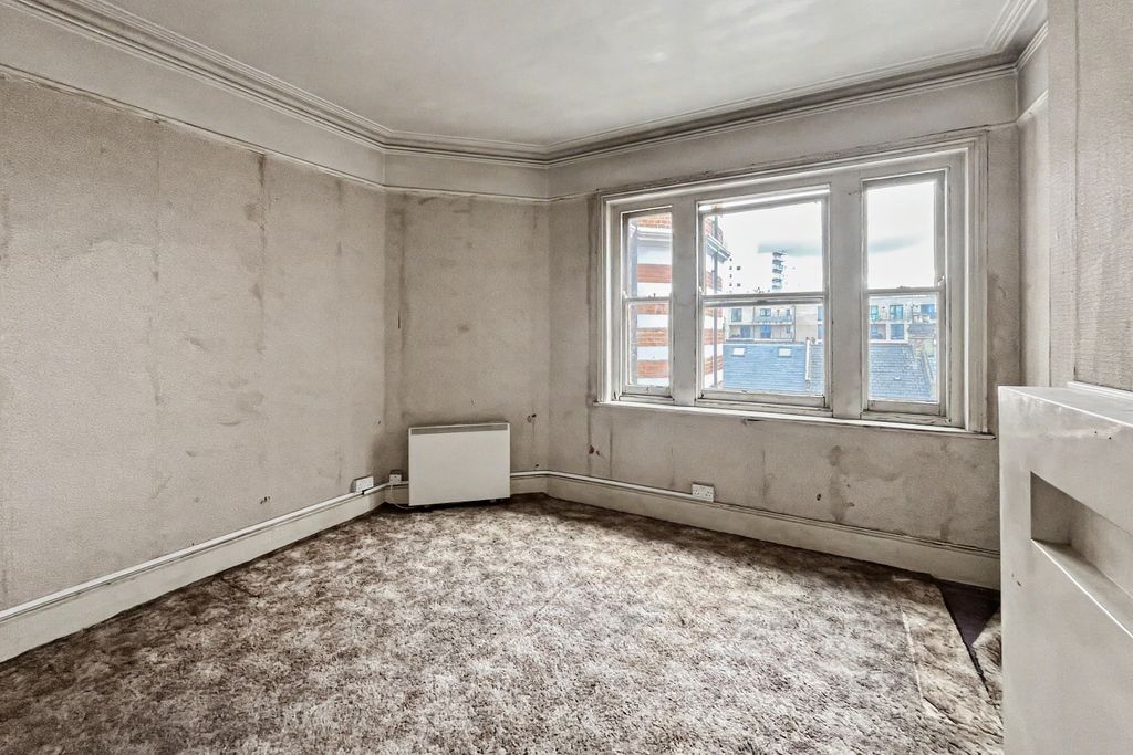 Property photo 3 of 17 68 Albert Palace Mansions, Lurline Gardens, London, Sw11 4Dq
