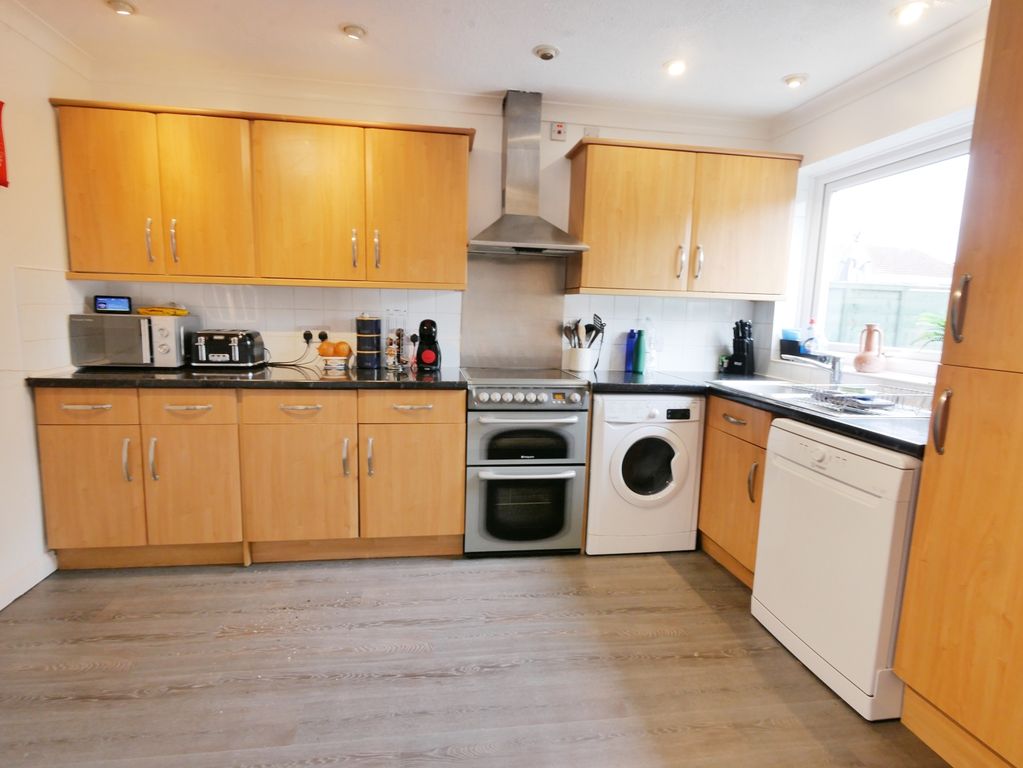 Property photo 2 of 7 Kitchen