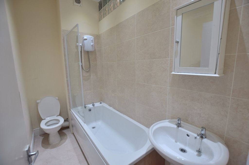 Property photo 3 of 13 A Stylish Bathroom Suite Featuring A Spacious Bath...