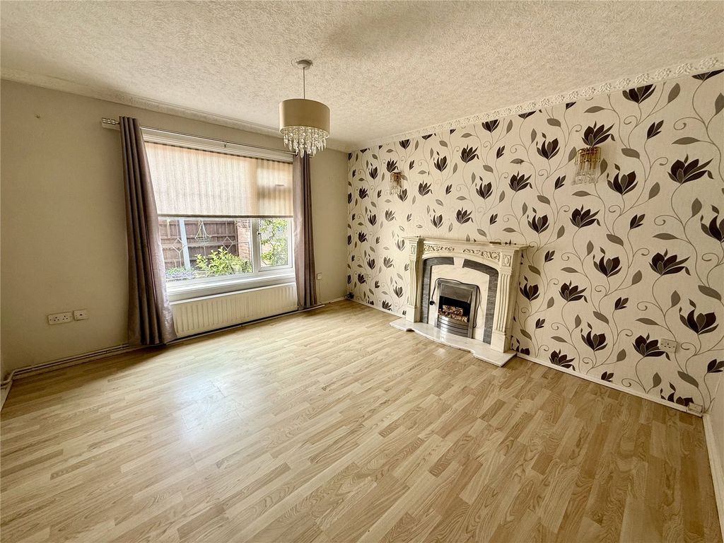 Property photo 3 of 21 Lounge